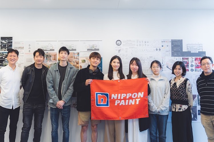 一場設計工作室創辦人Eric曾親臨大學分享ESG室內設計的創新理念與實踐經驗，啟發年輕設計師追求永續與創意的融合。